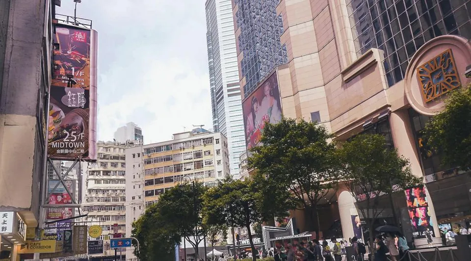 鈺膳位於銅鑼灣羅素街的廣告燈箱